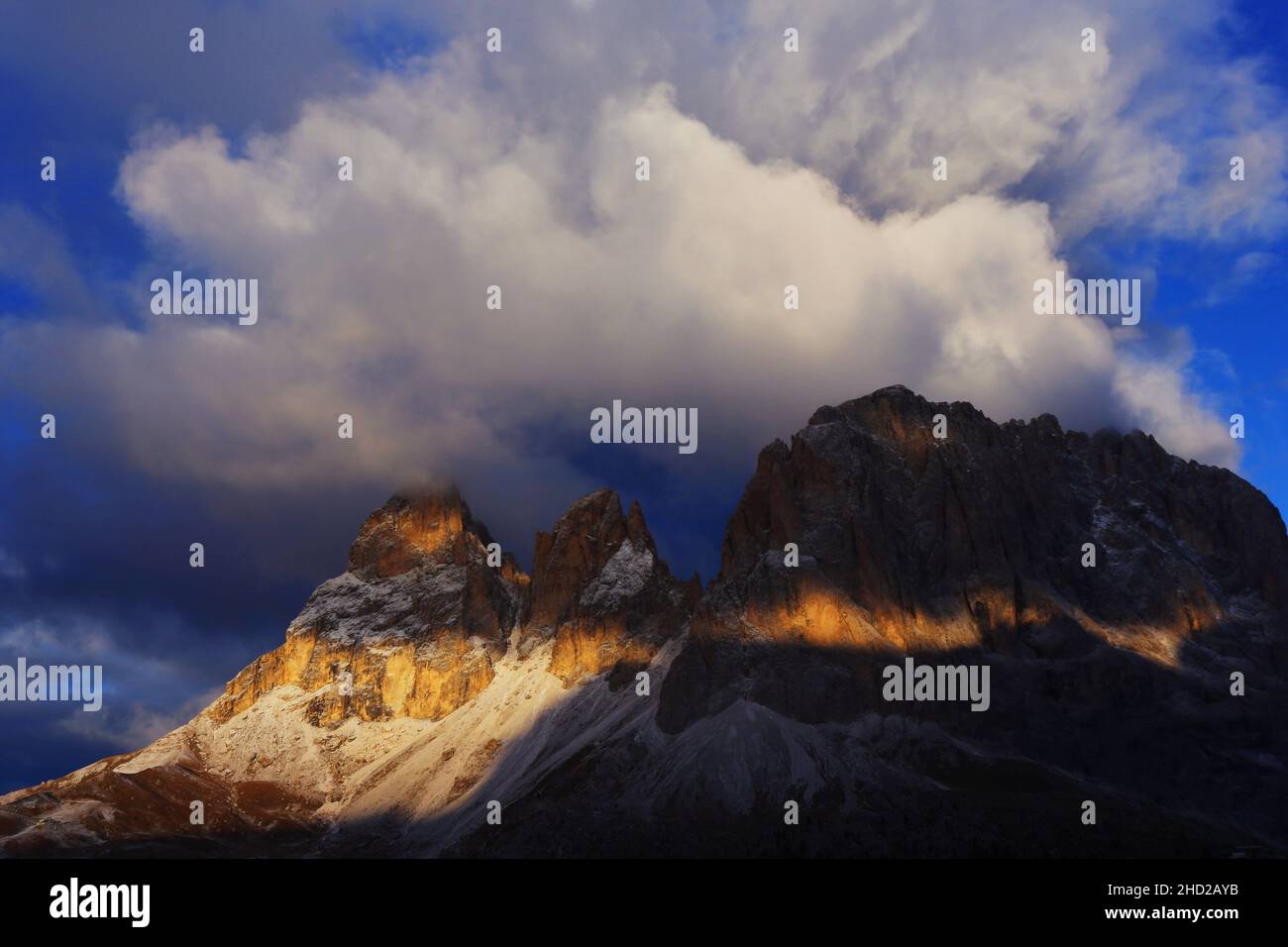 Südtirol, Berg, Berg, Fels, Panorama mit atemberaubender Wolkenstimmung und dramatischer Lichtstimmung in Südtirol in den Dolomiten in Italien Foto Stock