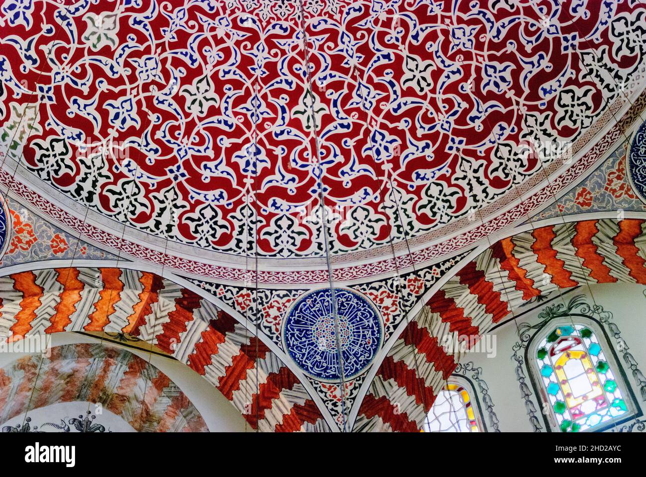 Europa, Turchia, Istanbul. Il soffitto del Mausoleo del Sultano Selim II, nei giardini di Hagia Sophia. Foto Stock