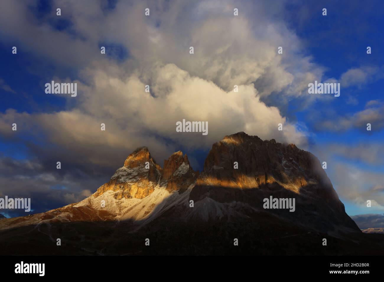 Südtirol, Berg, Berg, Fels, Panorama mit atemberaubender Wolkenstimmung und dramatischer Lichtstimmung in Südtirol in den Dolomiten in Italien Foto Stock