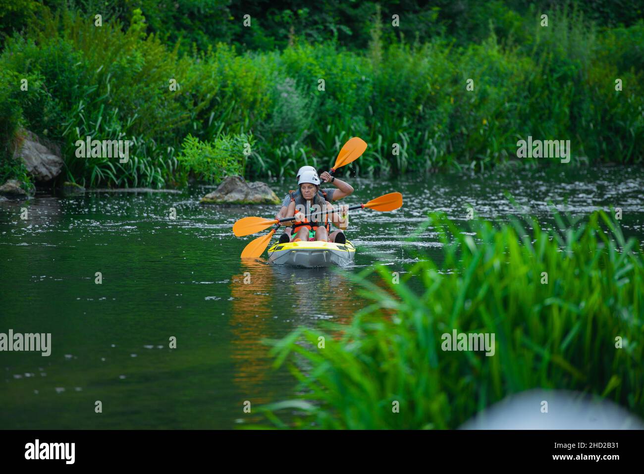 Bella coppia è in canoa solo nel fiume foresta, mentre cercando di tornare al loro gruppo Foto Stock