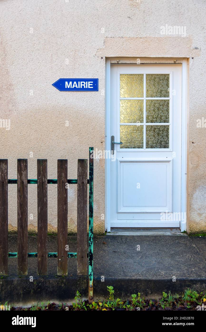 Cartello blu con la parola 'municipio' scritta su di esso in lingua francese e attaccata a un muro accanto a una porta d'ingresso Foto Stock