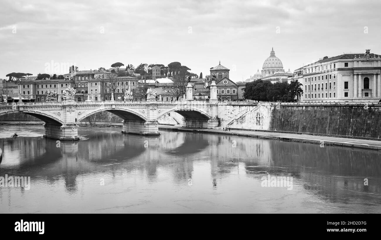 Il Tevere a Roma, Italia. Bianco e nero paesaggio urbano italiano, vista panoramica Foto Stock