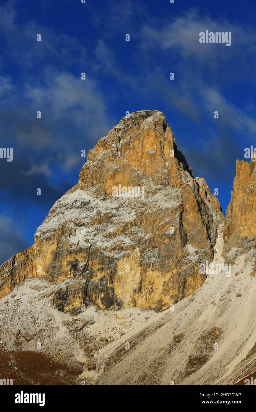Langkofel, Berg, Fels, Dolomiten, Panorama mit atemberaubender Wolkenstimmung und dramatischer Lichtstimmung in Südtirol in den Dolomiten in Italien Foto Stock