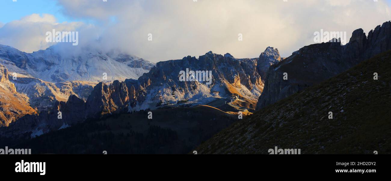Langkofel, Berg, Fels, Dolomiten, Panorama mit atemberaubender Wolkenstimmung, Blick auf die Geislerspitzen in Südtirol in den Dolomiten in Italien Foto Stock