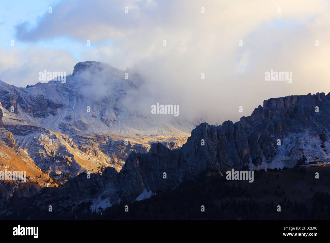 Langkofel, Berg, Fels, Dolomiten, Panorama mit atemberaubender Wolkenstimmung, Blick auf die Geislerspitzen in Südtirol in den Dolomiten in Italien Foto Stock