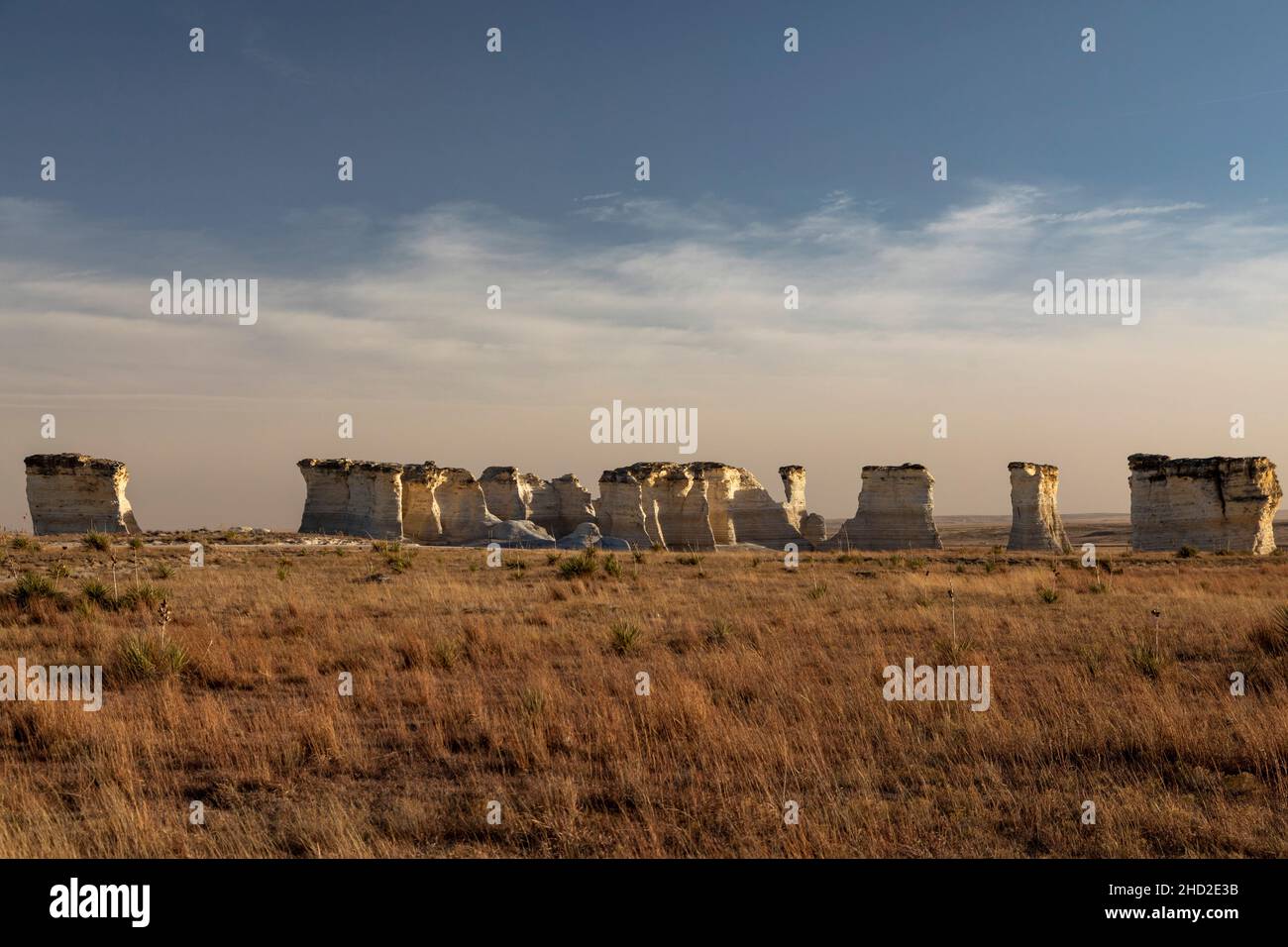 Oakley, Kansas - Monument Rocks, noto anche come Chalk Pyramids, una formazione di gesso Niobrara sulle pianure nel Kansas occidentale. Foto Stock