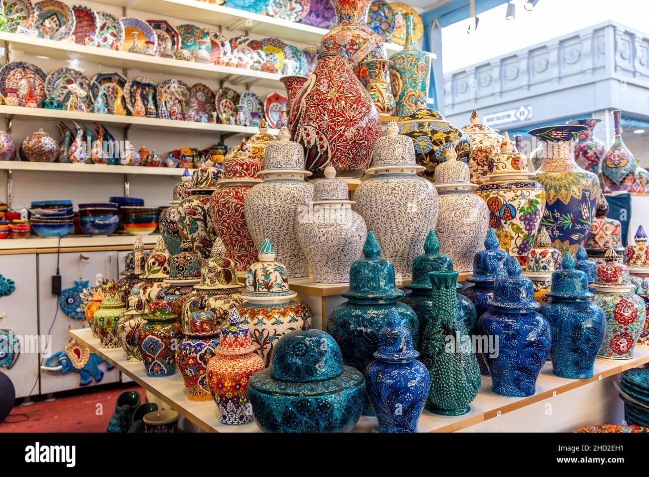 Ceramiche colorate turche dipinte a mano, vasi, vasi, pentole e piatti esposti in un negozio turco a Global Village, Dubai, United Arab Emiartes. Foto Stock