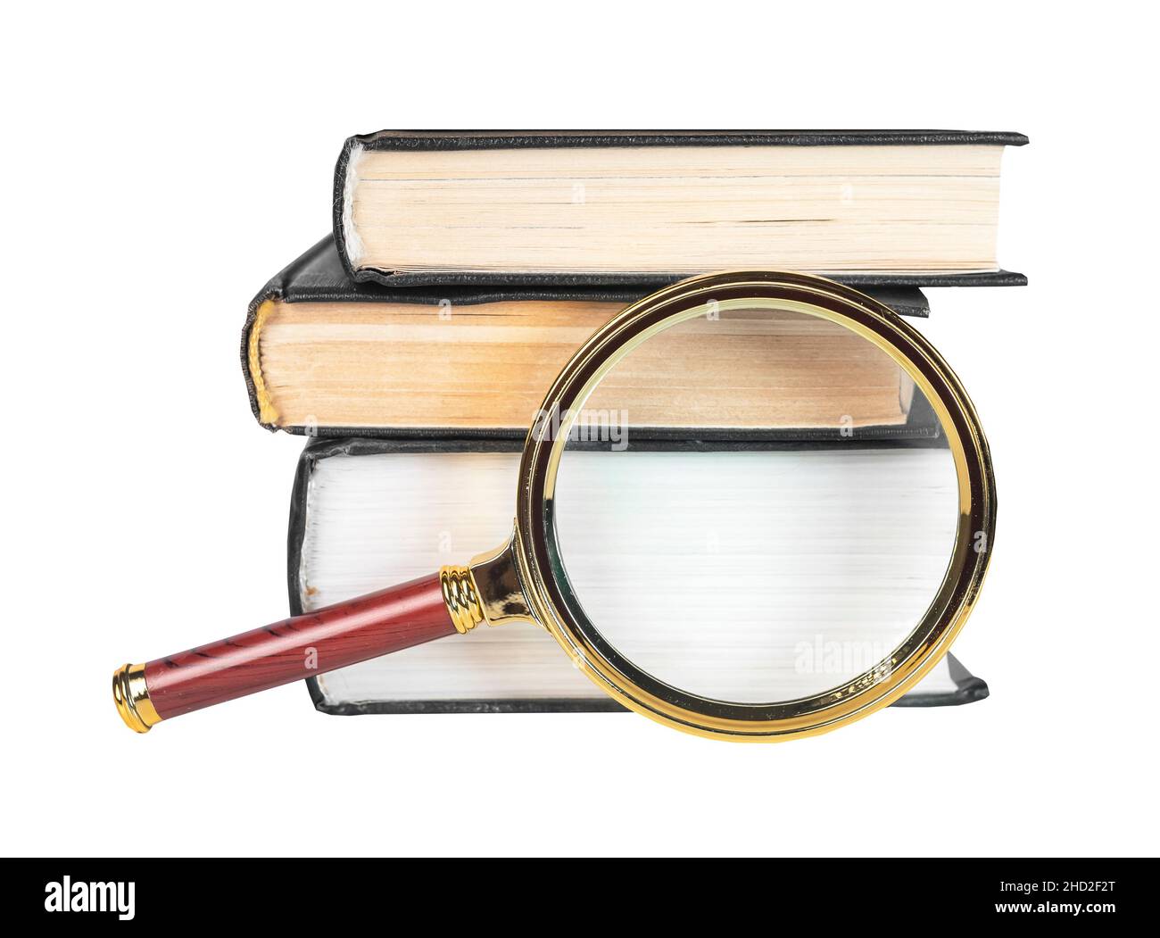 Lente di ingrandimento su una pila di libri di carta isolati sul bianco. Concetto di conoscenza, ricerca e studio. Foto Stock