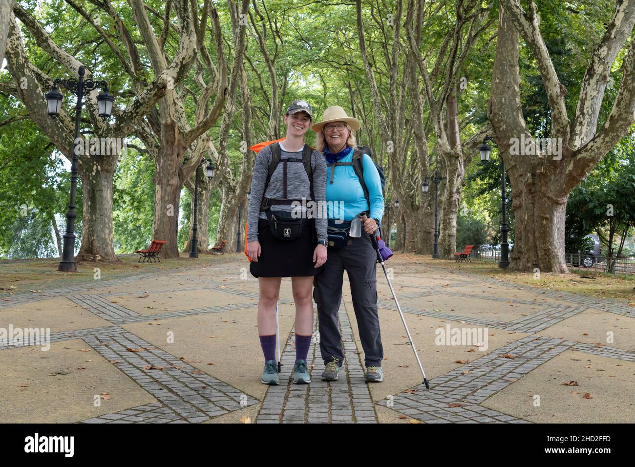Debbie (r) e Nicole, madre e figlia di pellegrini provenienti dagli Stati Uniti, posano per una foto lungo l'Avenida dos Plátanos a Ponte de Lima, Portogallo. Il C Foto Stock