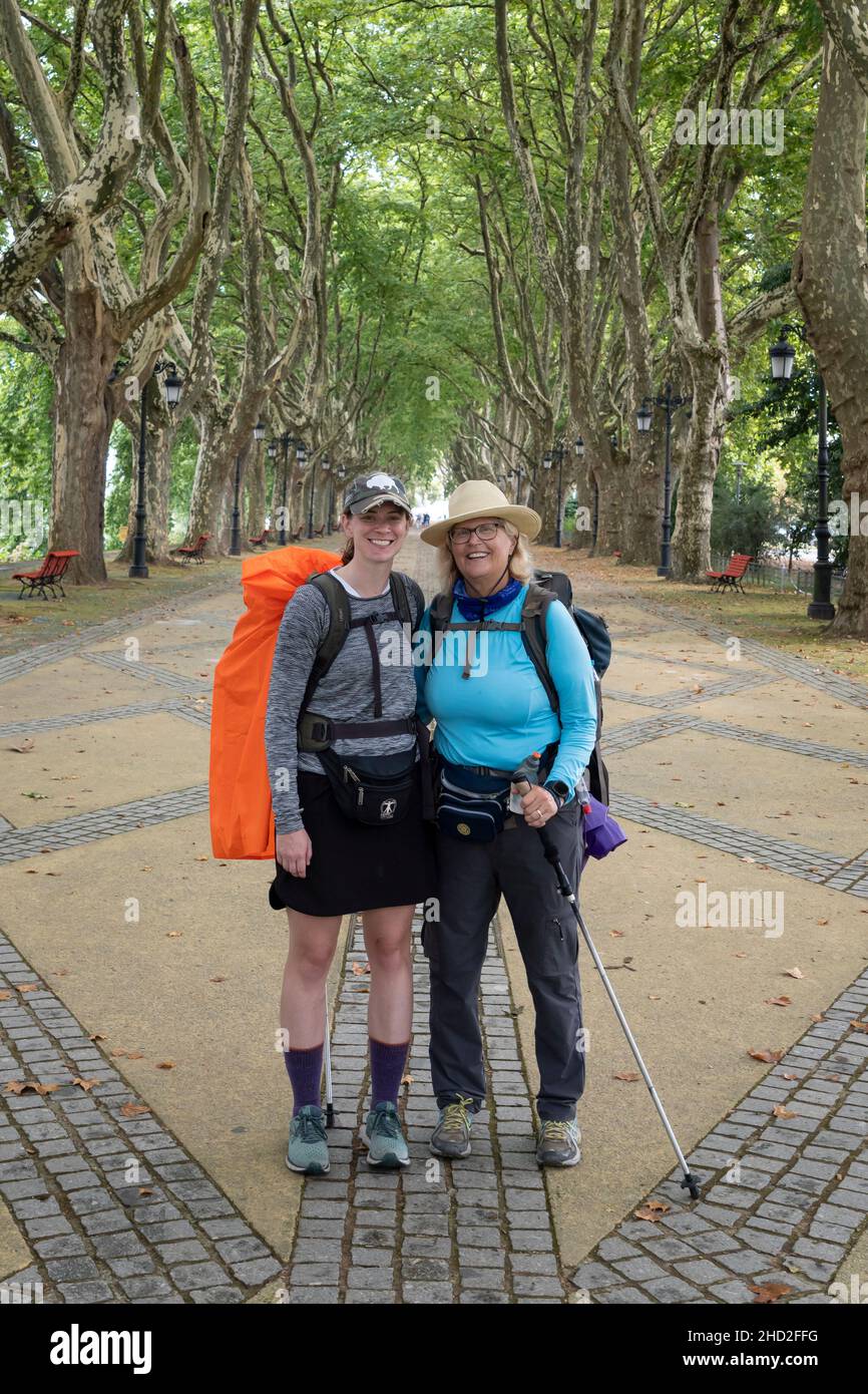 Debbie (r) e Nicole, madre e figlia di pellegrini provenienti dagli Stati Uniti, posano per una foto lungo l'Avenida dos Plátanos a Ponte de Lima, Portogallo. Il C Foto Stock