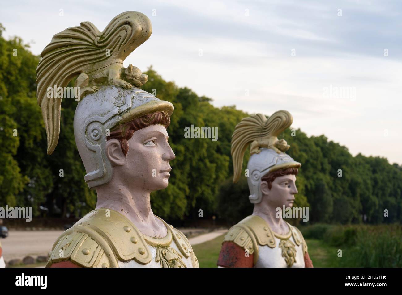 Statue di soldati dell'esercito romano segnano la posizione di un incrocio storico sul fiume Lima lungo il camino portoghese a Ponte de Lima, Portogallo. Questo Foto Stock