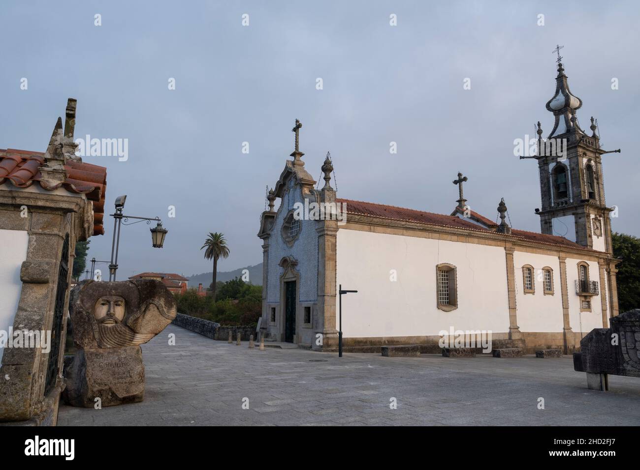 Una scultura raffigurante Santiago Peregrino saluta i pellegrini che lasciano il villaggio lungo il Camino Portoghese a Ponte de Lima, Portogallo. Questo percorso del Foto Stock