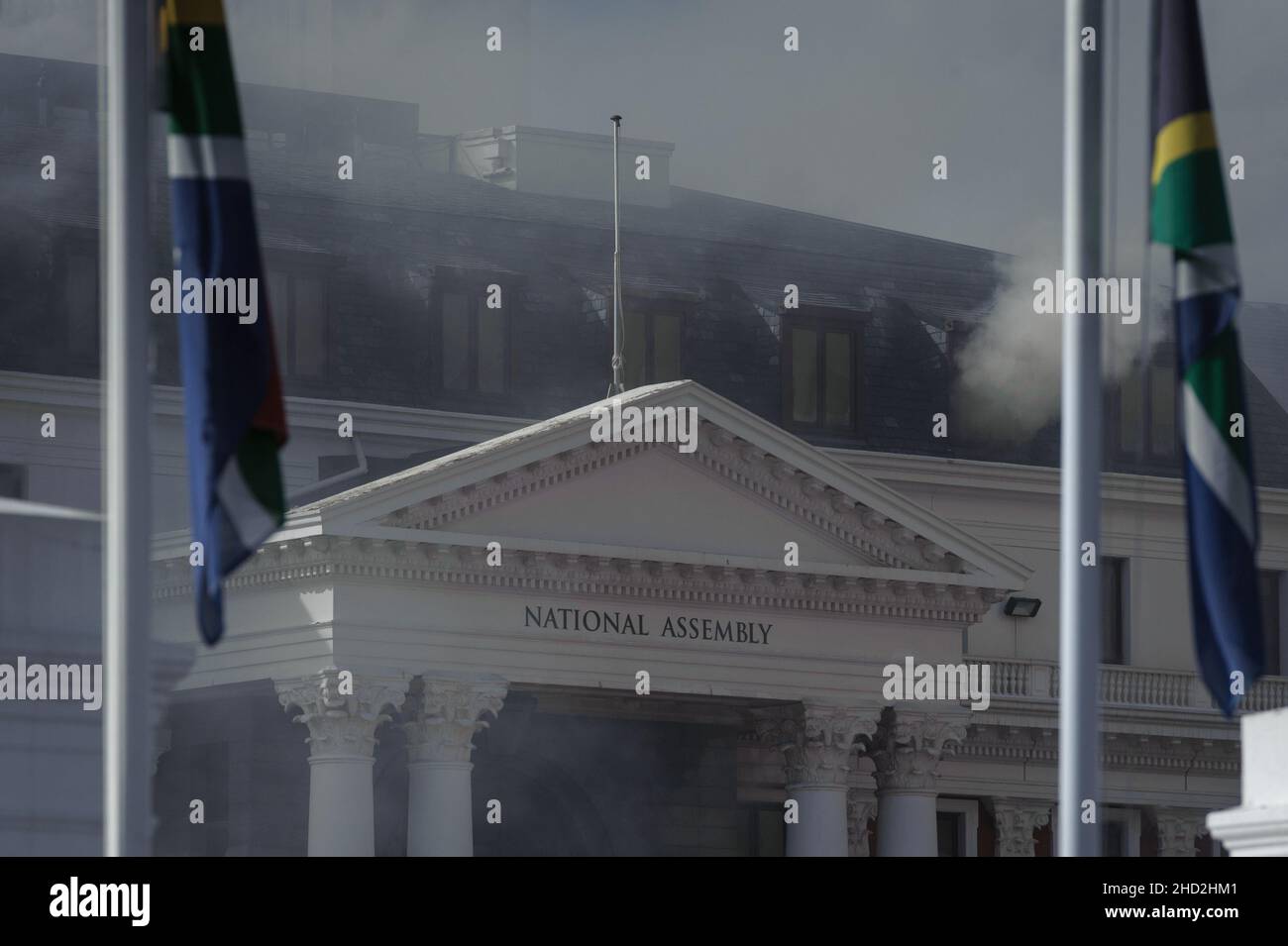 il parlamento nazionale sudafricano fremente dopo lo scoppio di un incendio nelle prime ore del 2 gennaio 2022 nel centro di Città del Capo Foto Stock