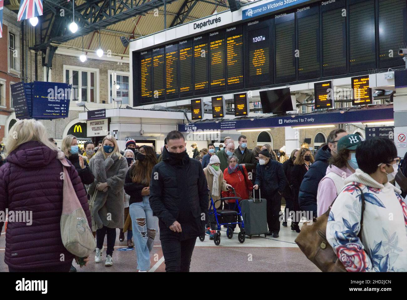 Londra, UK, 2 gennaio 2022: I passeggeri che arrivano alla Victoria Station sono tra i fortunati che non hanno cancellato i loro treni a causa della carenza di personale causata dalla rapida diffusione della variante omicron del coronavirus. Anna Watson/Alamy Live News Foto Stock