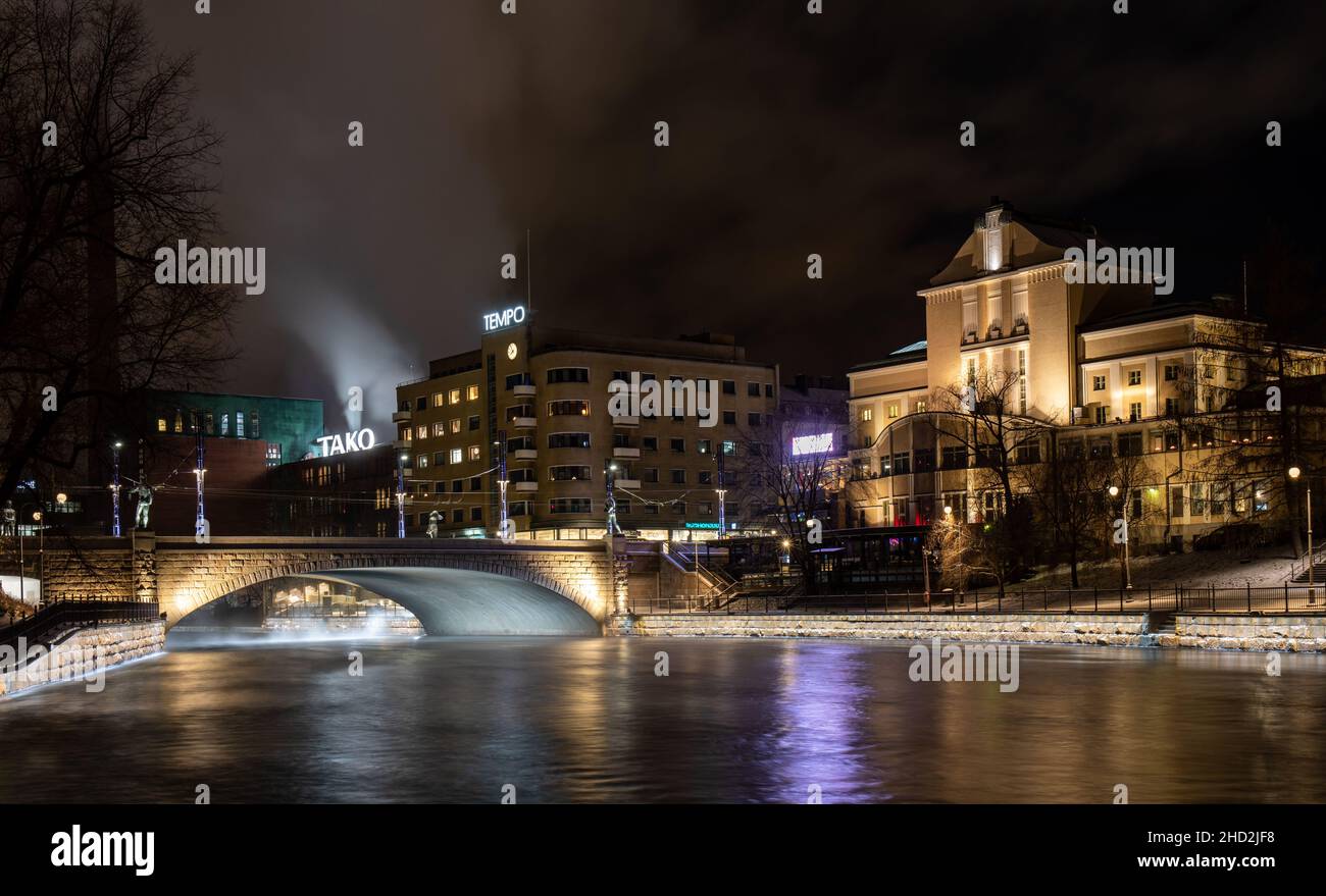 Ponte illuminato di Hämeensilta in una fredda notte invernale a Tampere, Finlandia Foto Stock