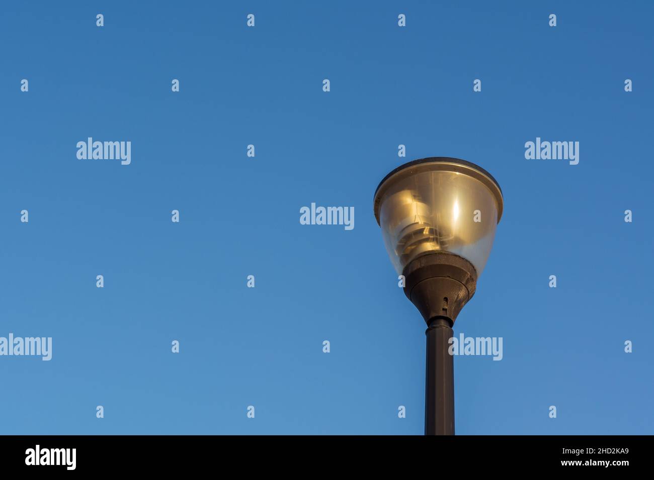 Lanterna stradale, illuminazione elettrica. Lampada sullo sfondo del cielo blu. Foto Stock