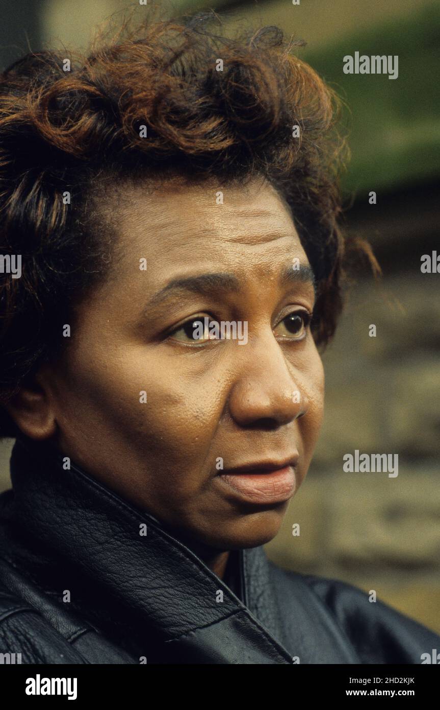 Esther McCurbin la madre di Clinton McCurbin che morì di asfissia mentre veniva detenuta da poliziotti nel negozio 'Next' di Wolverhampton. Foto Stock