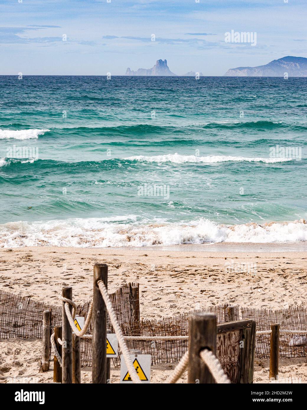 Mediterranean See. Viste da Formentera, Isole Balear, Spagna. Bellissima spiaggia con sabbia chiara e acqua turchese Foto Stock