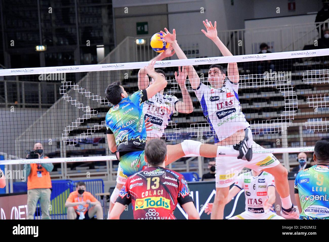Trento, Italia. 02nd Jan 2022. ITAS blocco trentino durante ITAS Trentino vs Sir Safety Conad Perugia, Volley Campionato Italiano Serie A Men Superleague a Trento, Italia, Gennaio 02 2022 Credit: Independent Photo Agency/Alamy Live News Foto Stock