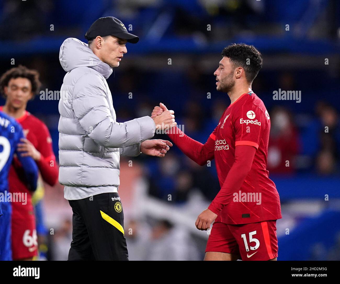 Il direttore del Chelsea Thomas Tuchel (a sinistra) e Alex Oxlade-Chamberlain di Liverpool si stringono le mani dopo la partita della Premier League a Stamford Bridge, Londra. Data foto: Domenica 2 gennaio 2022. Foto Stock