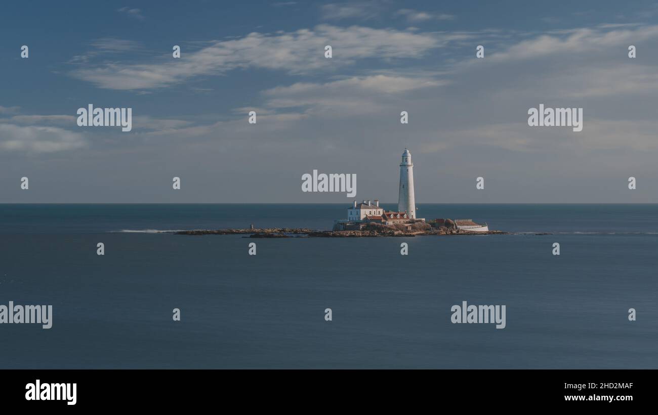 Faro di St Mary in una mattinata di gennaio con acque calme Foto Stock