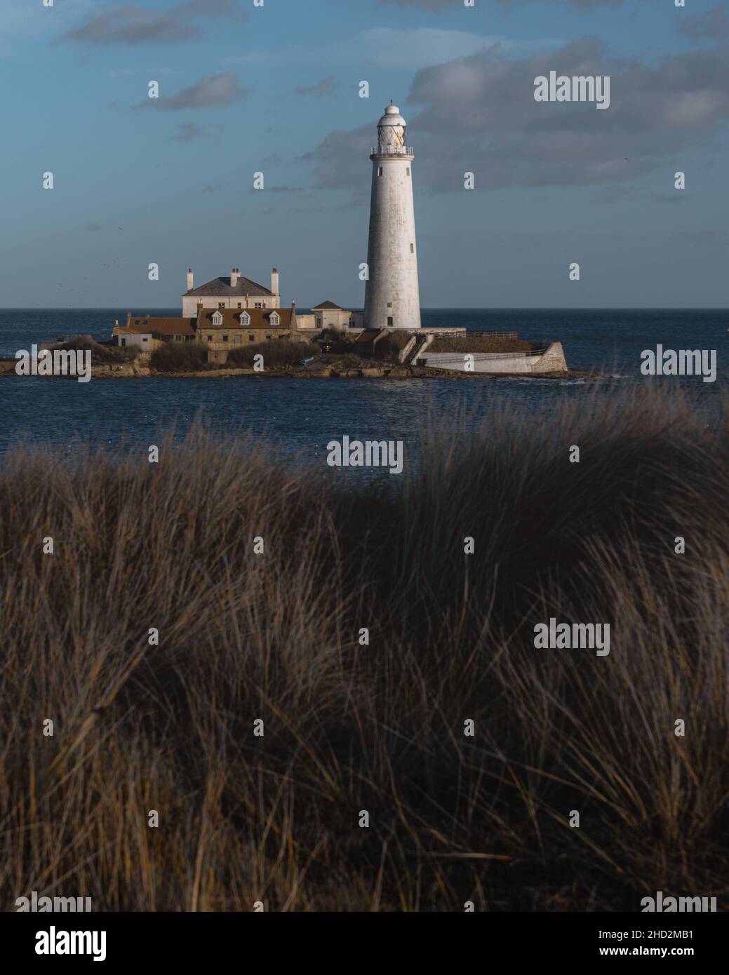 Faro di St Mary in una mattinata di gennaio con acque calme Foto Stock