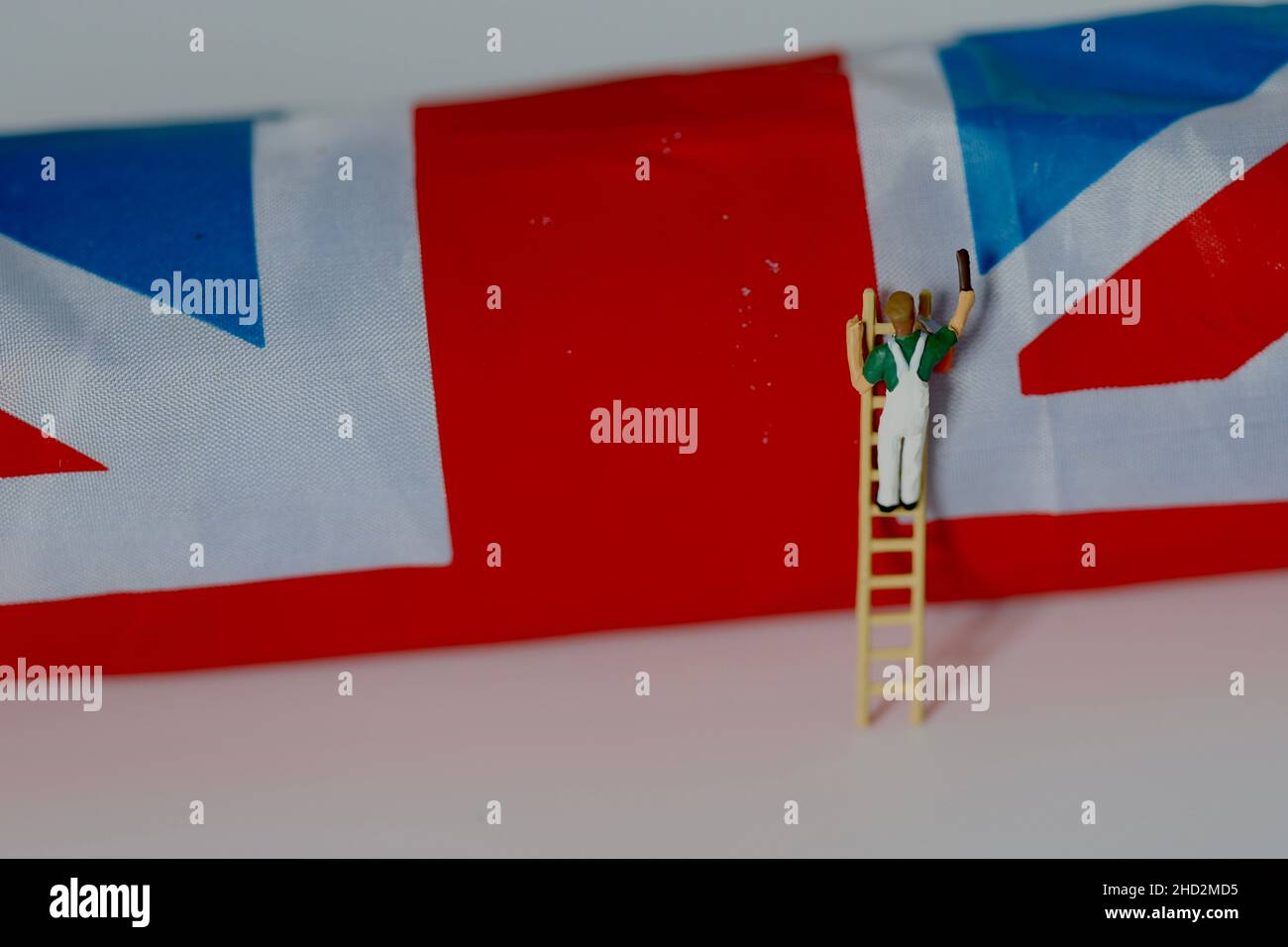 Il lavoratore Model British pulisce e decora una bandiera Union Jack. Foto Stock