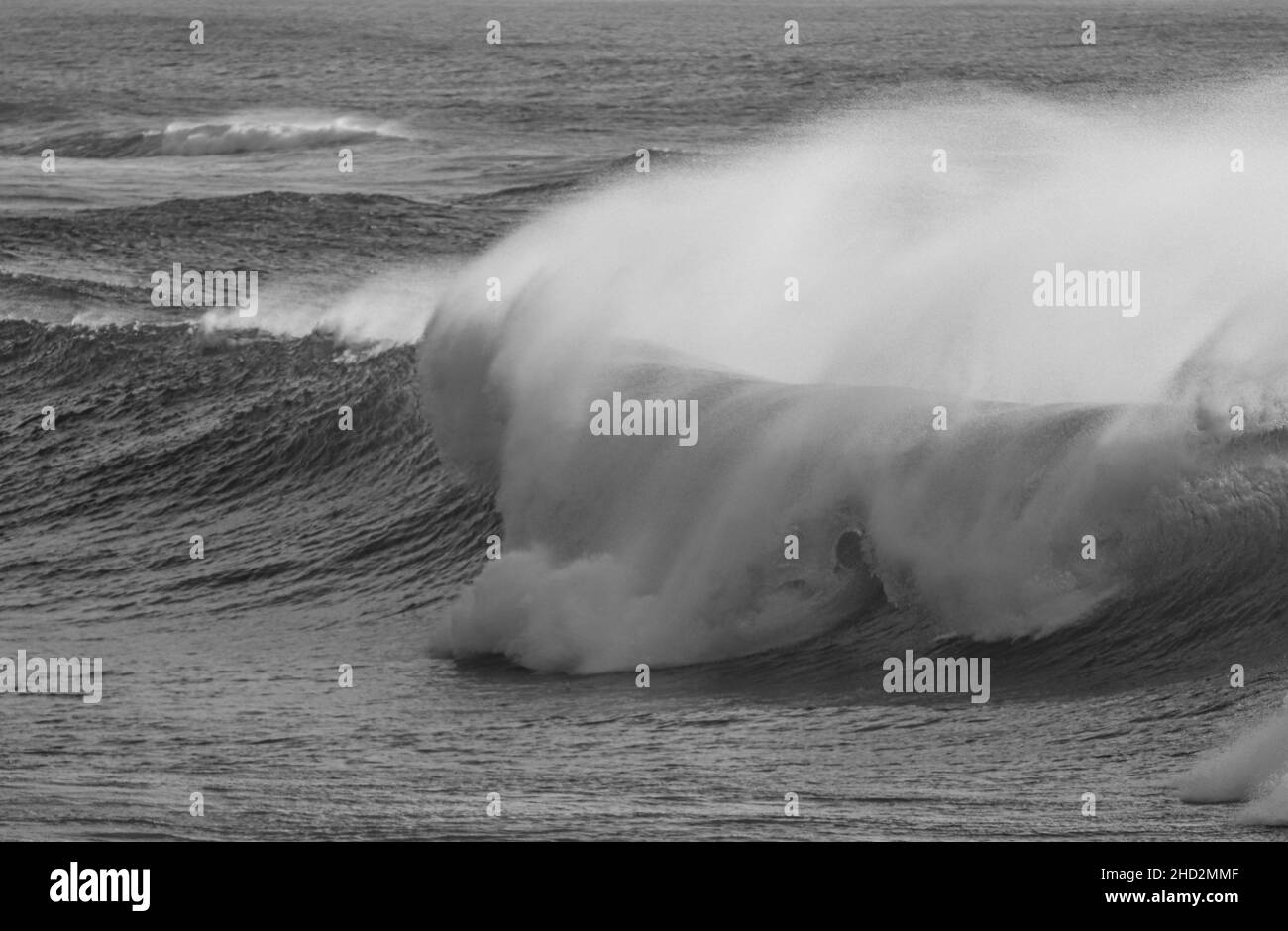 Perfetta onda che si infrange in una spiaggia. Punto di surf Foto Stock