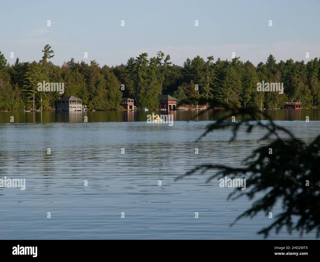 Lakeshore case a Adirondacks, NY USA Foto Stock