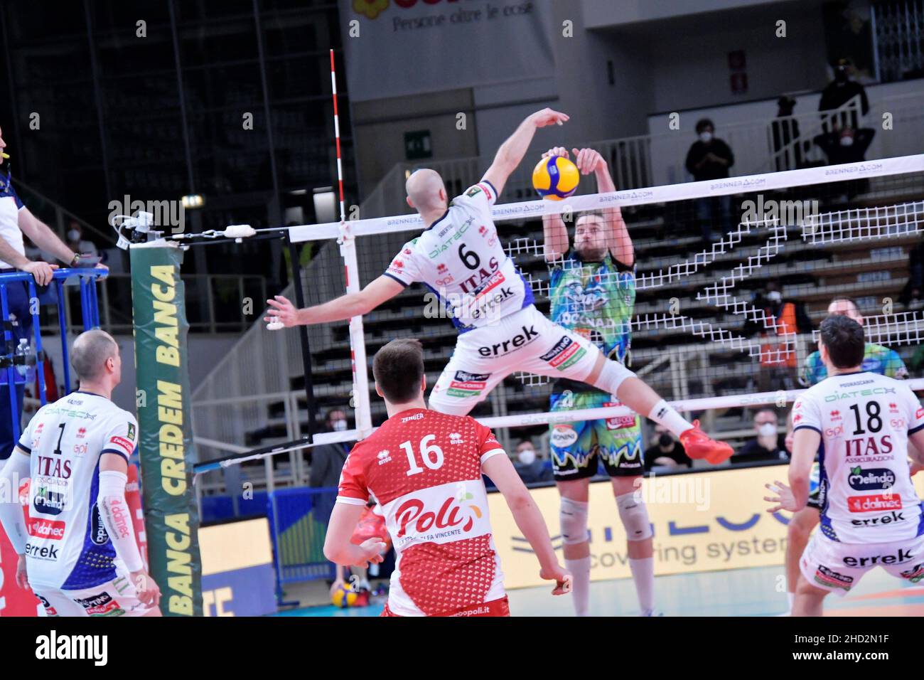 Trento, Italia. 02nd Jan 2022. Riccardo Sbertoli (ITAS Trentino) durante ITAS Trentino vs Sir Safety Conad Perugia, Volley Campionato Italiano Serie A Men Superleague a Trento, Italia, Gennaio 02 2022 Credit: Agenzia fotografica indipendente/Alamy Live News Foto Stock