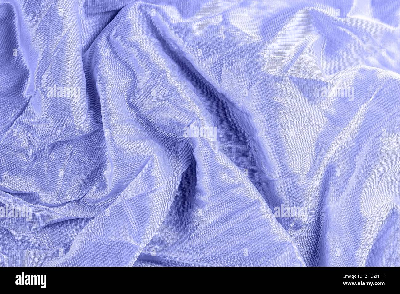 Nylon ondulato e motivo in poliammide molto peri come sfondo liscio testurizzato. Tendaggi in tessuto morbido di colore blu chiaro e viola. Foto Stock