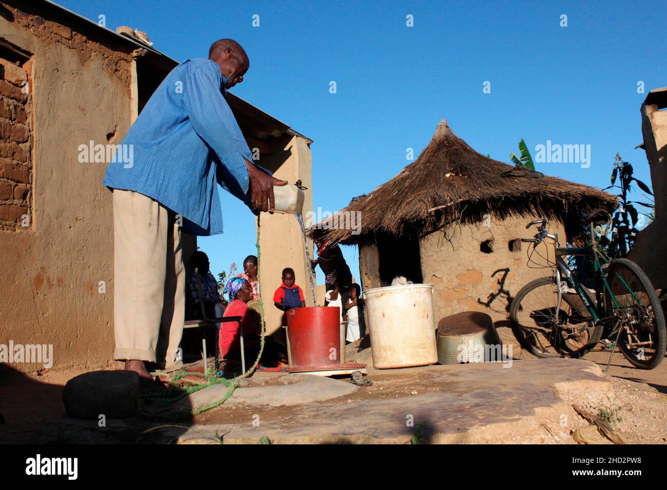 L'acqua corrente è un sogno lontano per i residenti di fattoria di speranza. I residenti attingono acqua da pozzi che a volte funzionano asciutti nella stagione estiva. La fattoria divenne un'area residenziale dopo che gli squadroni furono rimossi da diversi luoghi in Harare. Zimbabwe. Foto Stock