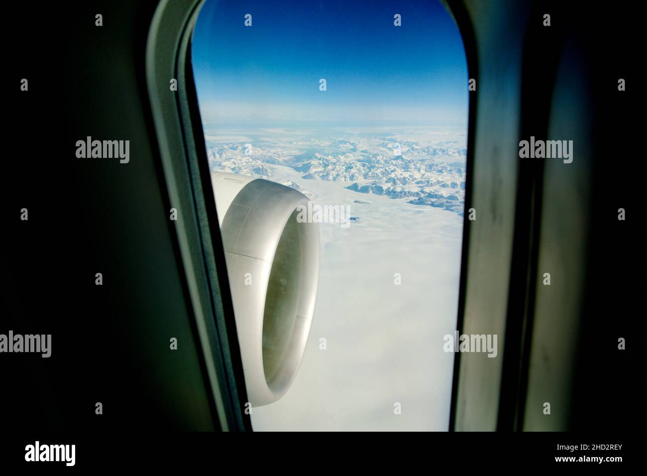 GROENLANDIA - 10 MAGGIO 2018: Vista dalla grande finestra di un aereo moderno del motore a reazione e il paesaggio ghiacciato della Groenlandia sullo sfondo Foto Stock