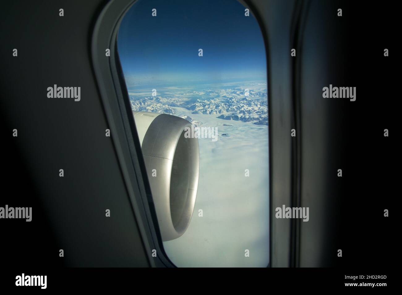 GROENLANDIA - 10 MAGGIO 2018: Vista dalla grande finestra di un aereo moderno del motore a reazione e il paesaggio ghiacciato della Groenlandia sullo sfondo Foto Stock