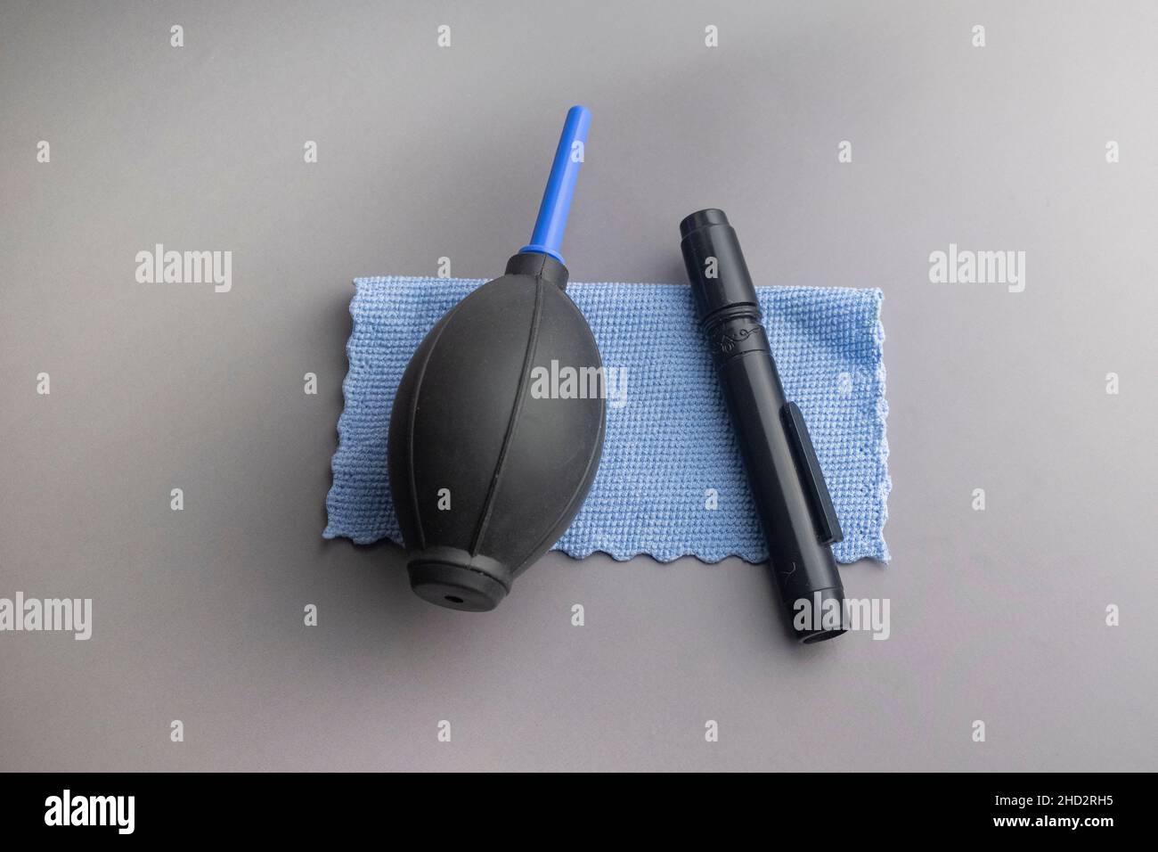 Strumenti di pulizia set di pulizia per mantenere puliti gli obiettivi della fotocamera. Foto Stock