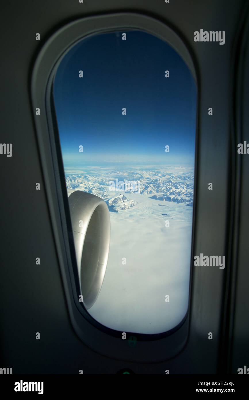 GROENLANDIA - 10 MAGGIO 2018: Vista dalla grande finestra di un aereo moderno del motore a reazione e il paesaggio ghiacciato della Groenlandia sullo sfondo Foto Stock