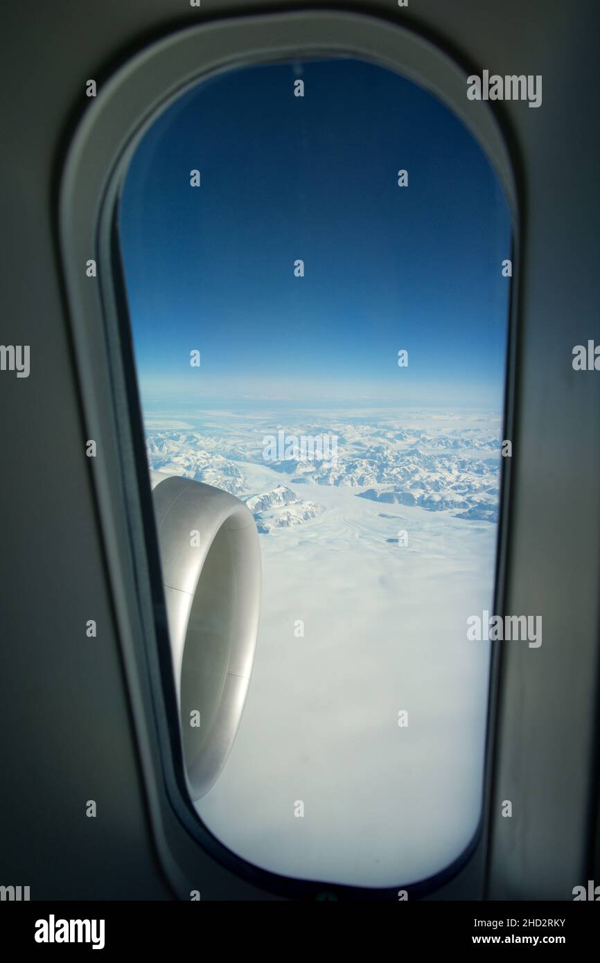 GROENLANDIA - 10 MAGGIO 2018: Vista dalla grande finestra di un aereo moderno del motore a reazione e il paesaggio ghiacciato della Groenlandia sullo sfondo Foto Stock