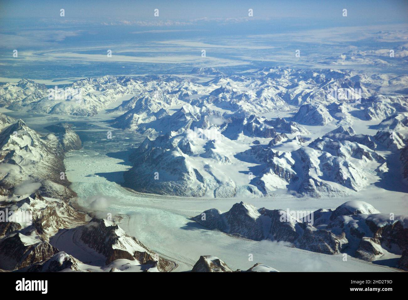 GROENLANDIA - 10 MAGGIO 2018: Vista dalla finestra del velivolo di un paesaggio ghiacciato con ghiacciai e montagne innevate della Groenlandia Foto Stock