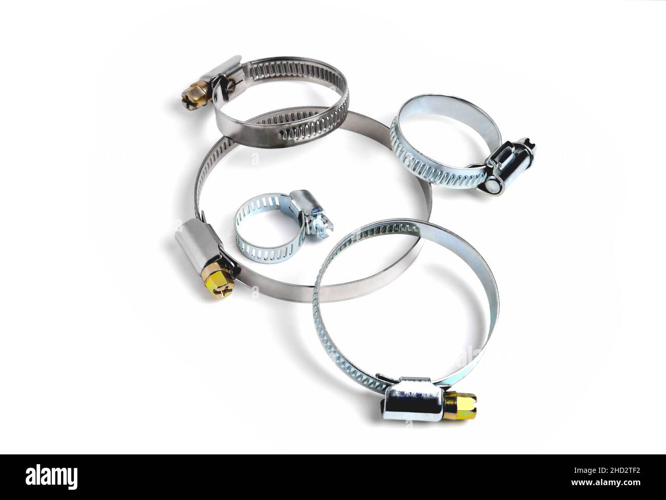 clip per tubo flessibile, morsetti di serraggio a vite senza fine rotondi su sfondo bianco, primo piano, messa a fuoco selettiva Foto Stock