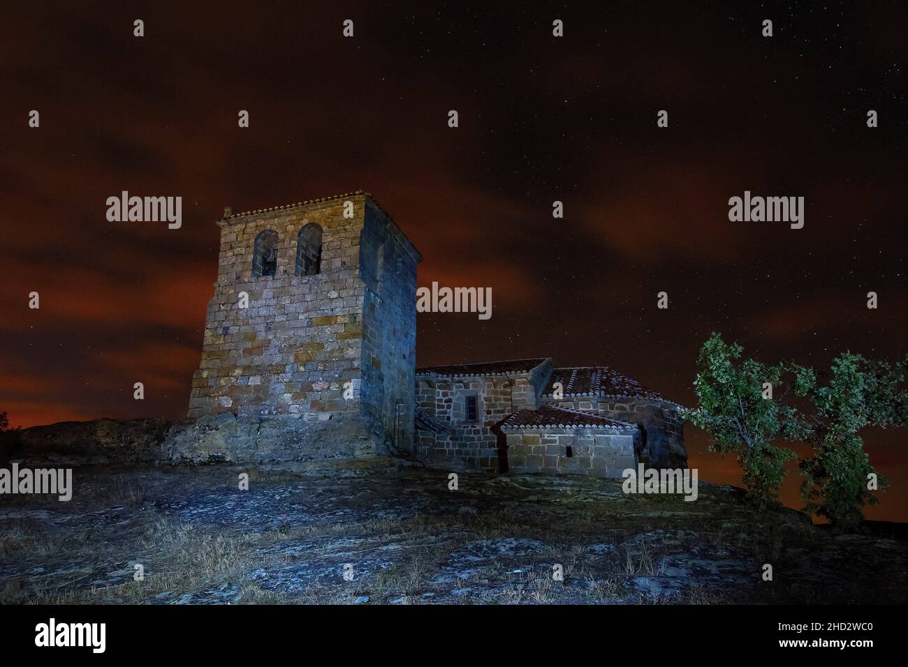 Chiesa romanica di Santa Leocadia a Castrillo de Valdelomar - Cantabria Foto Stock