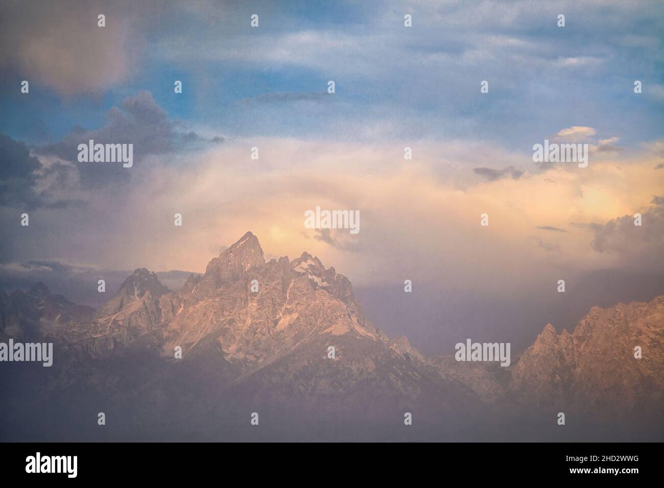 Montagne coperte dalla nebbia nel Grand Teton National Park nel Wyoming Foto Stock
