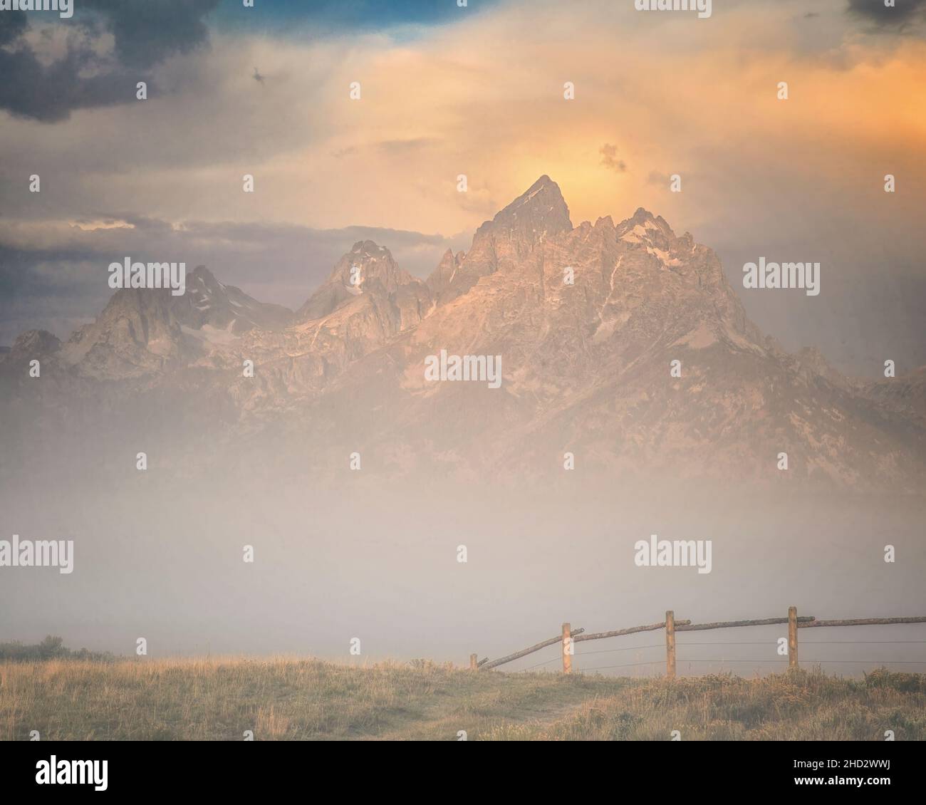 Montagne coperte dalla nebbia nel Grand Teton National Park nel Wyoming Foto Stock