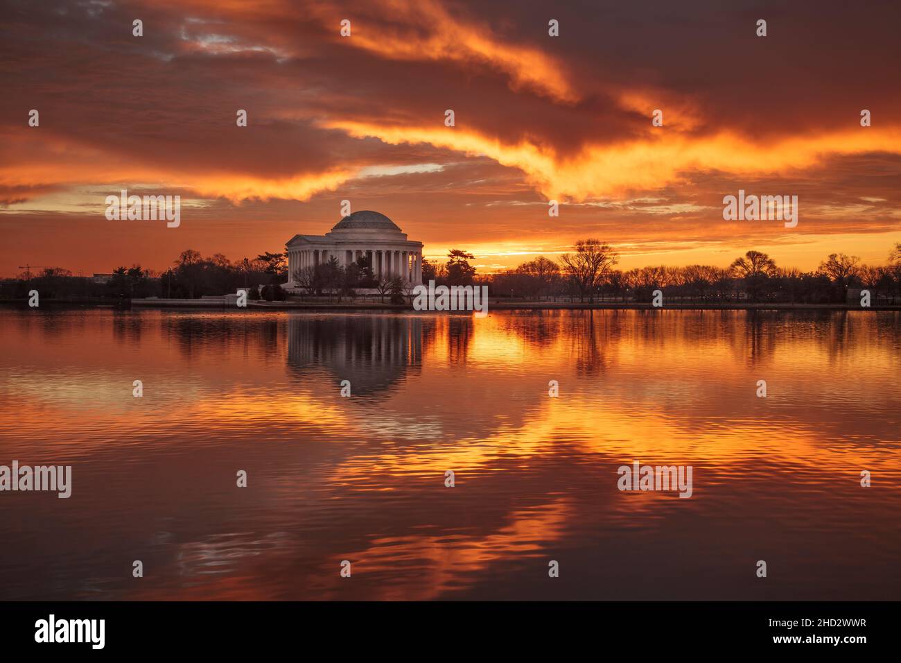 Jefferson Memorial e la riflessione incontaminata nel bacino di Tidal Foto Stock