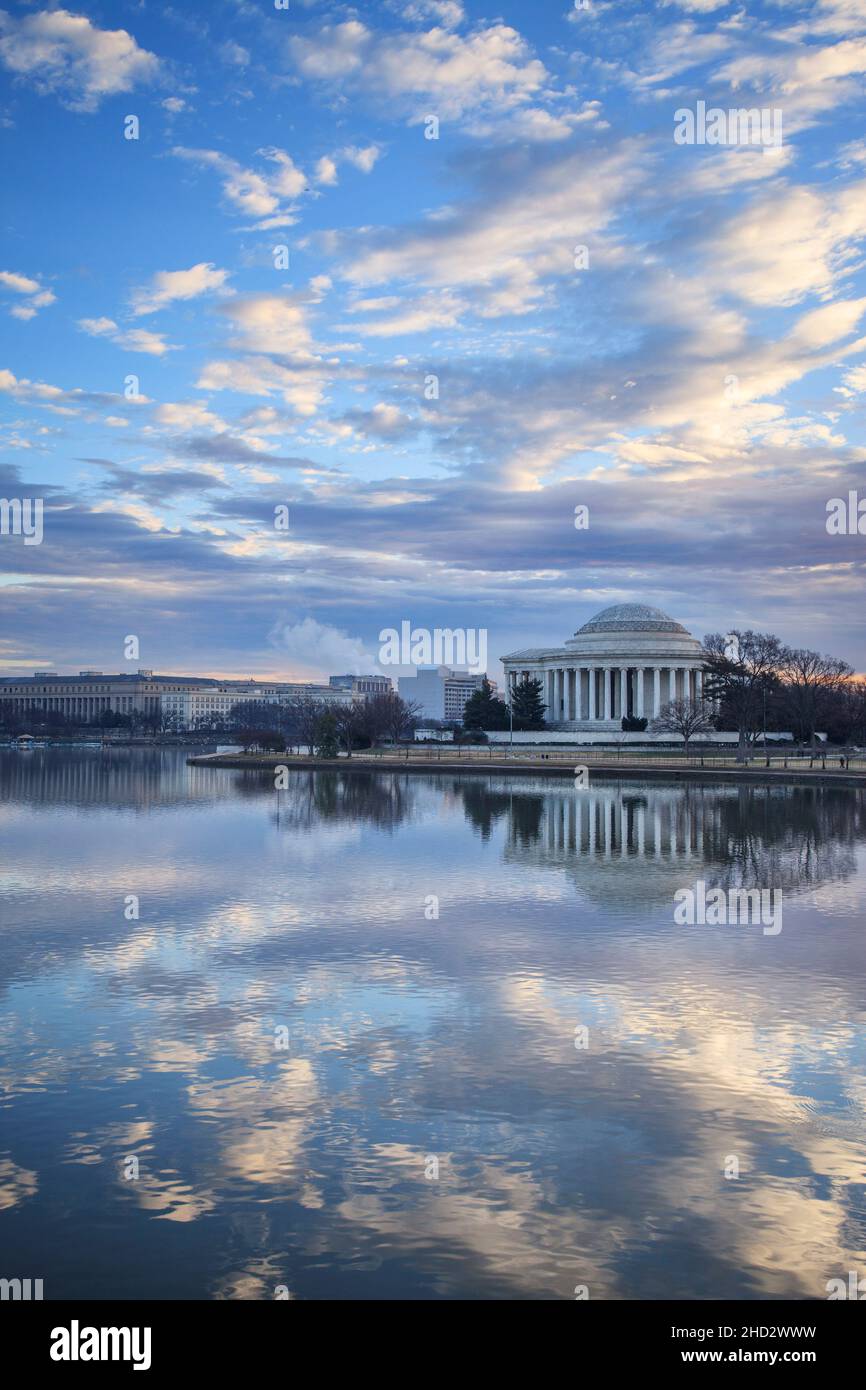 Jefferson Memorial e la riflessione incontaminata nel bacino di Tidal Foto Stock
