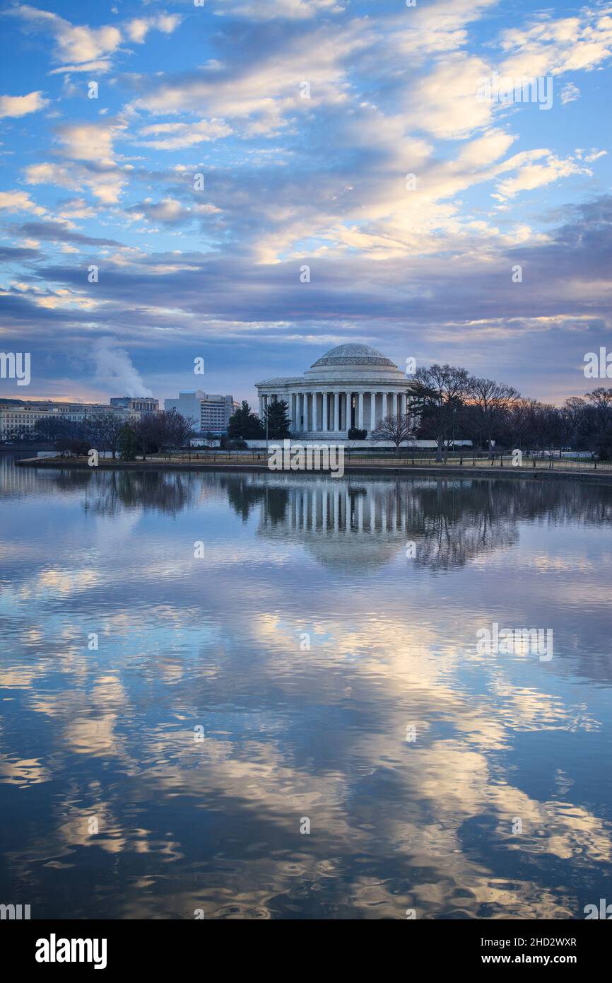 Jefferson Memorial e la riflessione incontaminata nel bacino di Tidal Foto Stock