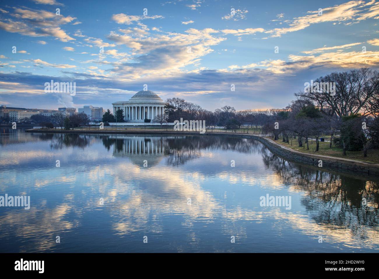 Jefferson Memorial e la riflessione incontaminata nel bacino di Tidal Foto Stock