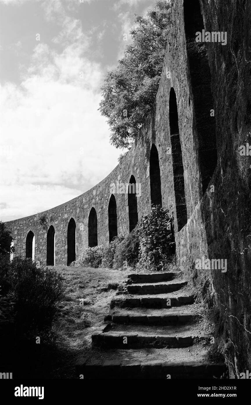 Una vista della torre McCaigs che si trova in cima a una collina sopra la cittadina costiera scozzese occidentale di Oban. Foto Stock