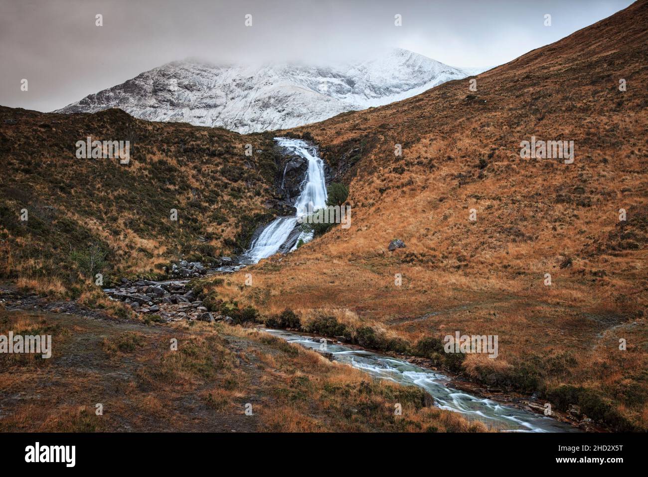 Cascata vicino a Sligachan sull'isola di Skye in Scozia Foto Stock