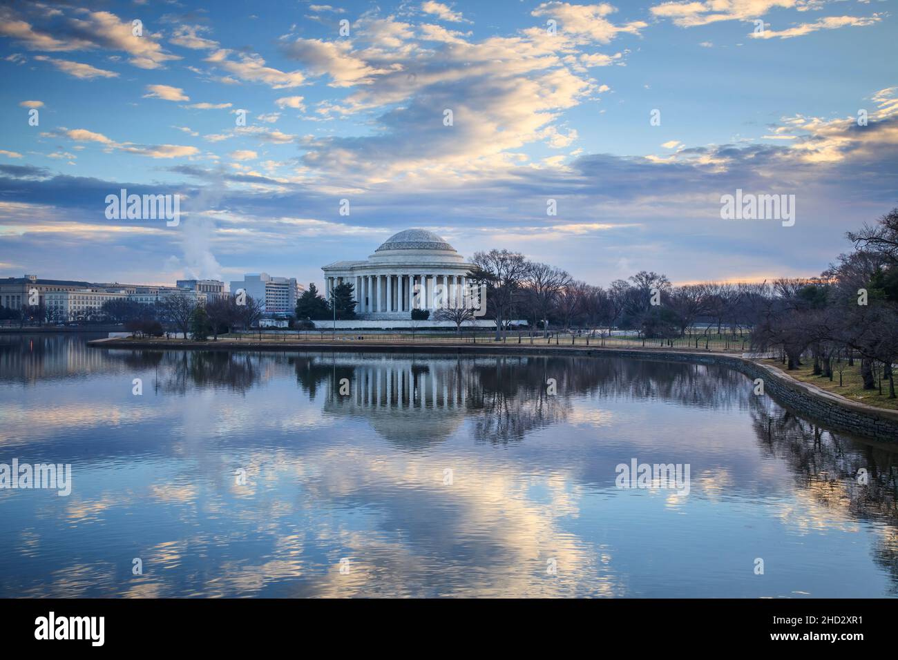 Jefferson Memorial e la riflessione incontaminata nel bacino di Tidal Foto Stock
