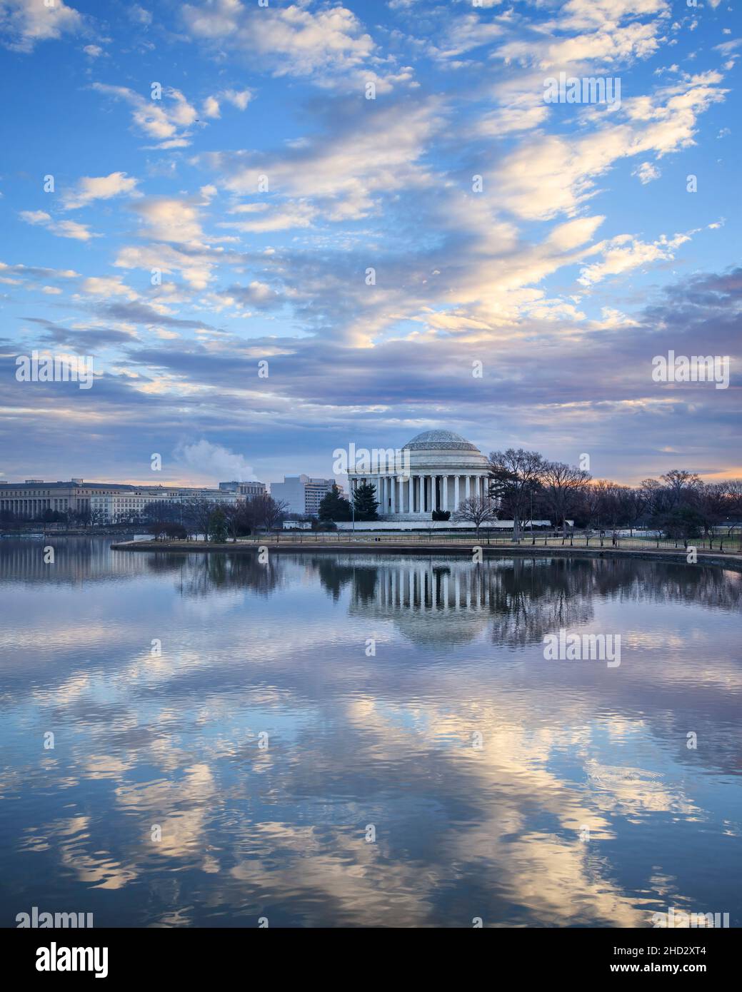 Jefferson Memorial e la riflessione incontaminata nel bacino di Tidal Foto Stock